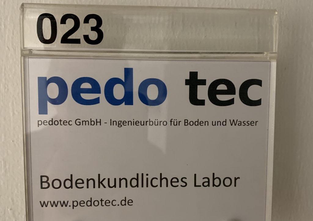 Bild 1 zeigt das Türschild des Bodenkundlichen Labors der pedotec GmbH im Technologiepark Berlin-Adlershof